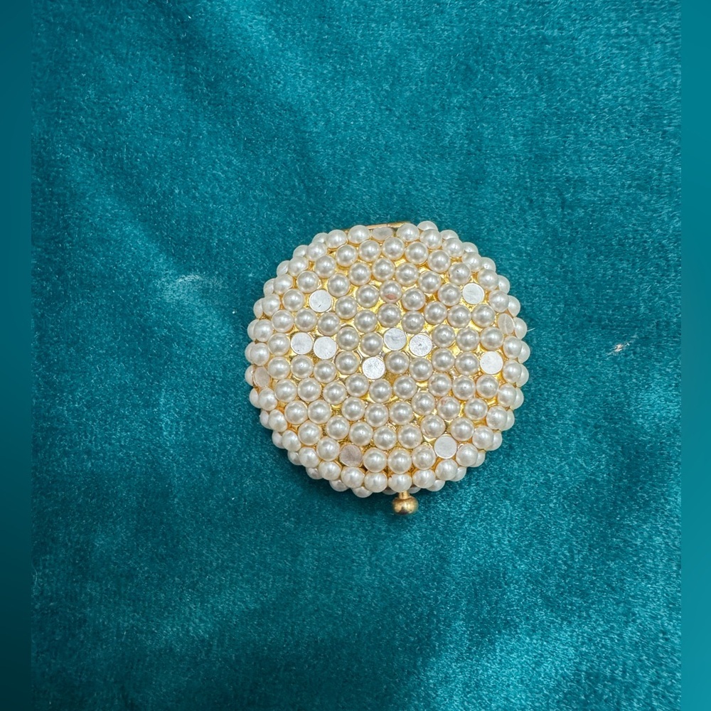 ESTEE LAUDER VINTAGE POWDER COMPACT 1PEARL see the pic